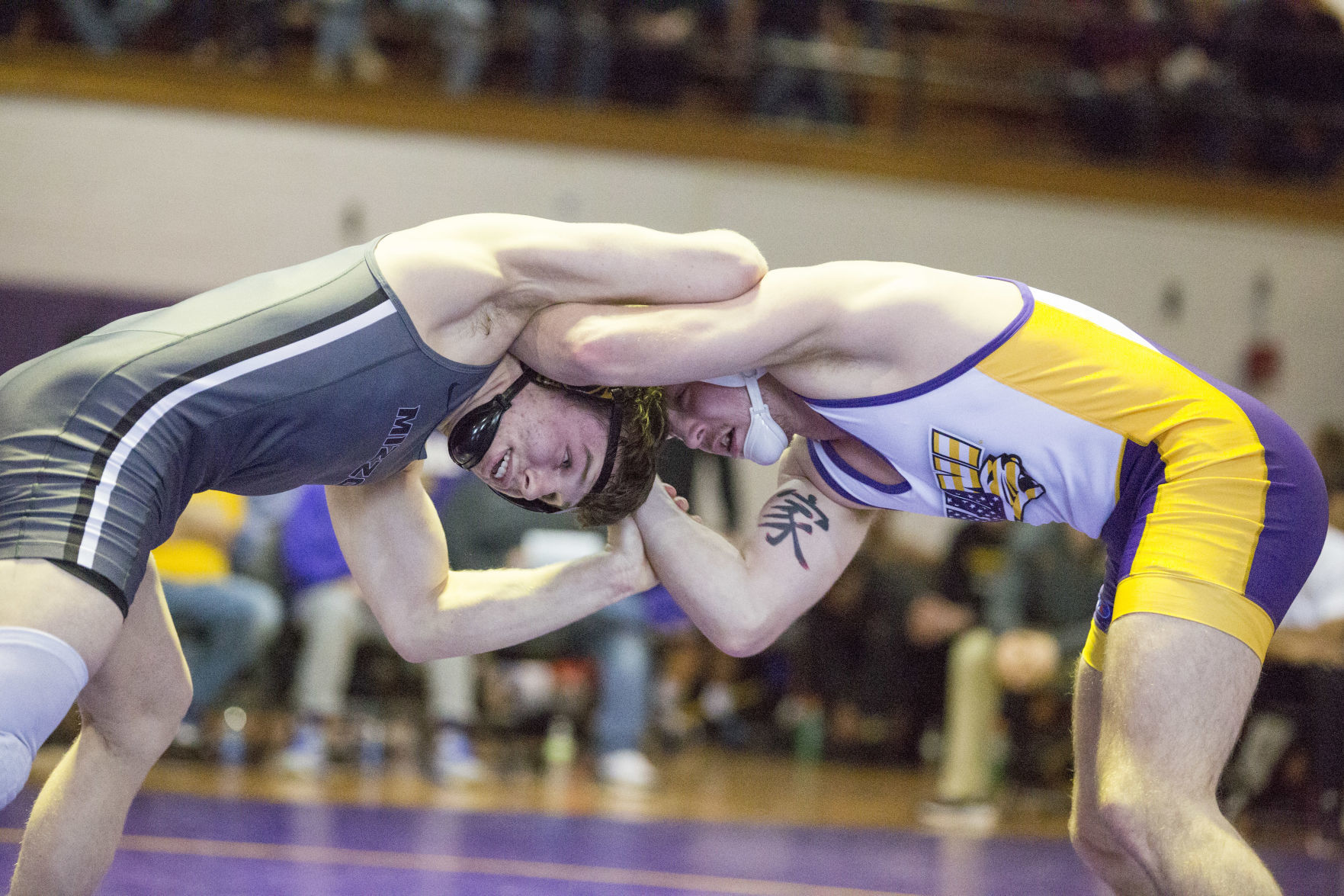 011220kw-uni-wrestling-02